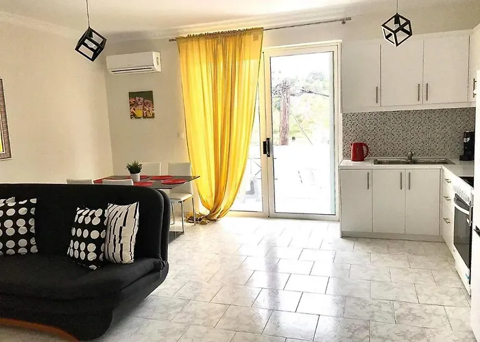 Lilis In Center With Sea View Apartamento Kárpatos